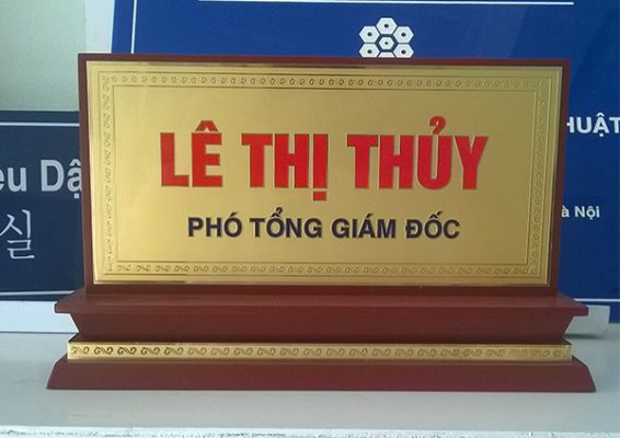 Làm biển chức danh để bàn đẹp